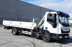 Plataforma basculante FPD100 para Iveco, con laterales