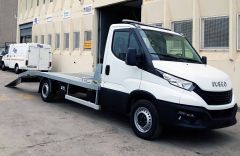 Plataforma FPFA fija, de aluminio, con inclinacion y dos rampas manuales para IVECO